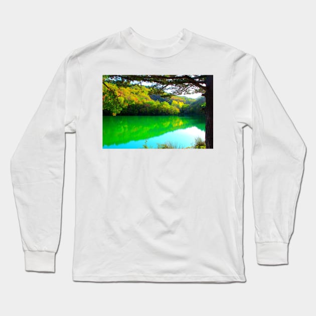 View at Lago di Boccafornace in Pievebovigliana, Valfornace (Macerata) with mirroring body of water Long Sleeve T-Shirt by KristinaDrozd